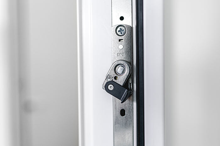  Lock of incorrect handle position
